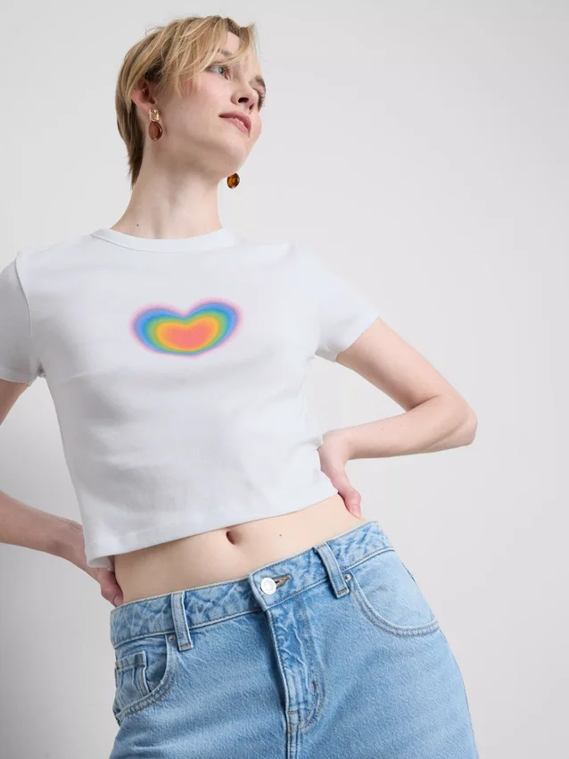 Baby-T-shirt med stolthetshjärta i bomullsrik blandning