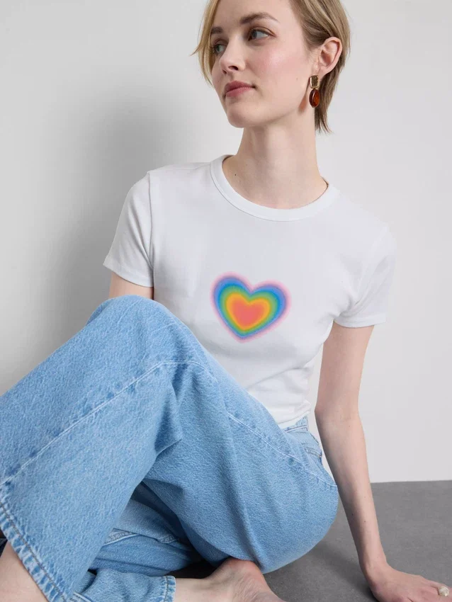 Baby-T-shirt med stolthetshjärta i bomullsrik blandning