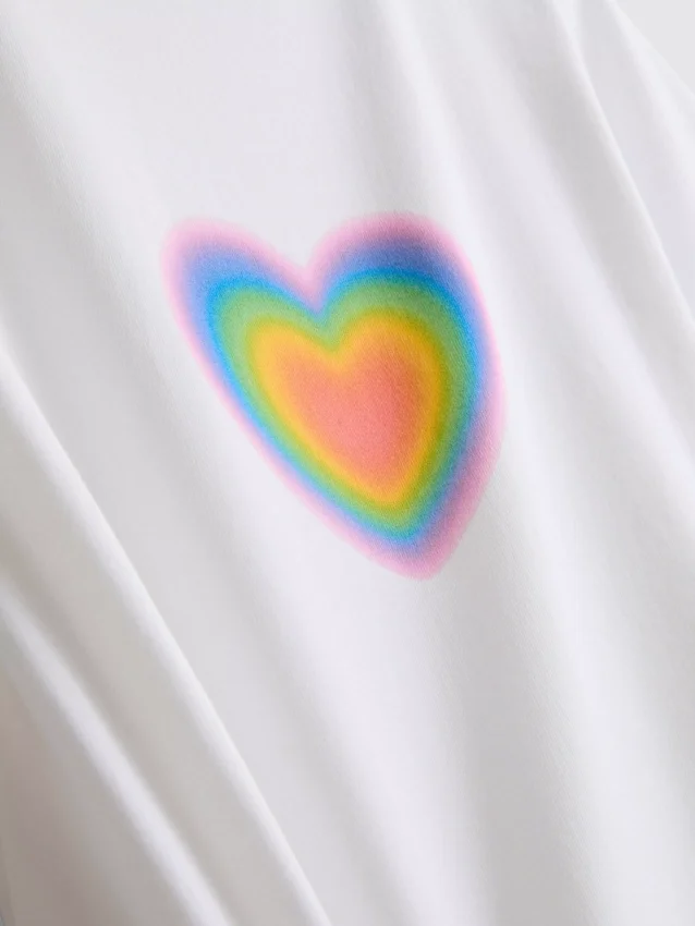 Baby-T-shirt med stolthetshjärta i bomullsrik blandning