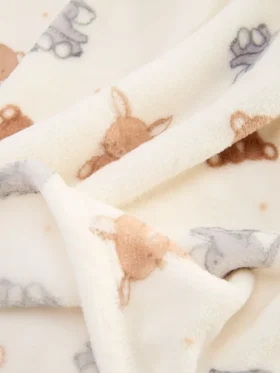 Babyfilt i djurmönstrad fleece