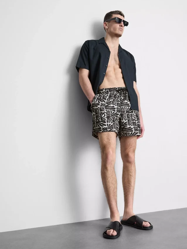 Badshorts med abstrakt tryck
