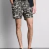Badshorts med abstrakt tryck