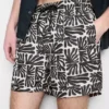 Badshorts med abstrakt tryck