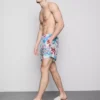 Badshorts med blommigt graffitimönster