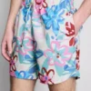 Badshorts med blommigt graffitimönster