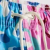 Badshorts med blommigt graffitimönster