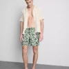 Badshorts med blommönster och dragsko