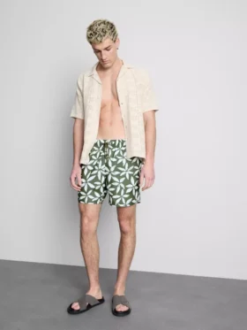 Badshorts med blommönster och dragsko