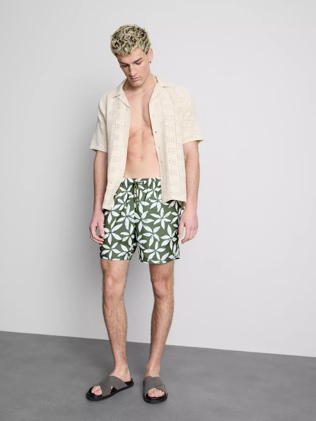 Badshorts med blommönster och dragsko