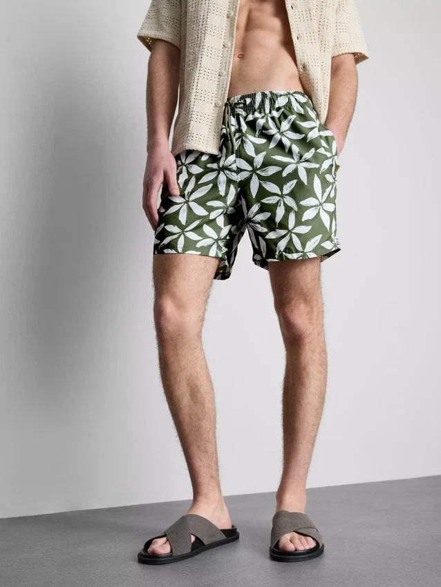 Badshorts med blommönster och dragsko