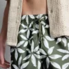 Badshorts med blommönster och dragsko