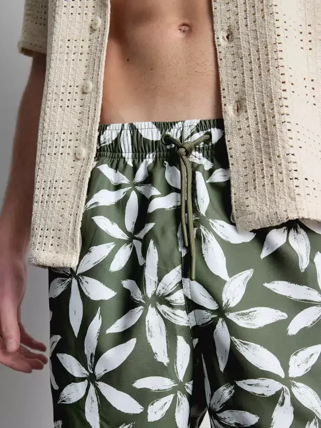 Badshorts med blommönster och dragsko