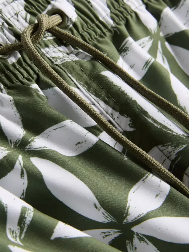 Badshorts med blommönster och dragsko