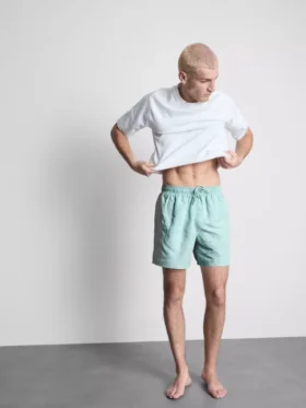 Badshorts med broderade löv