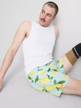 Badshorts med citronmönster