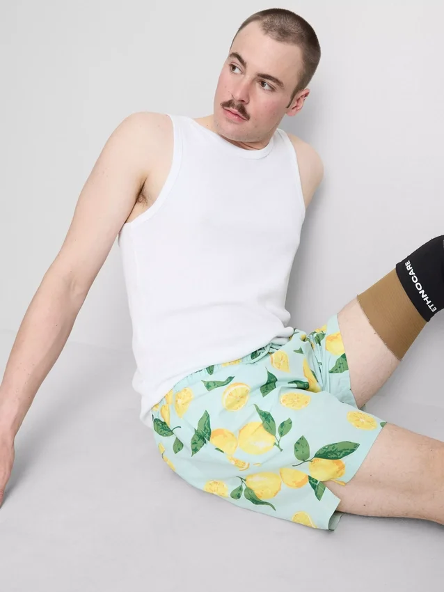 Badshorts med citronmönster