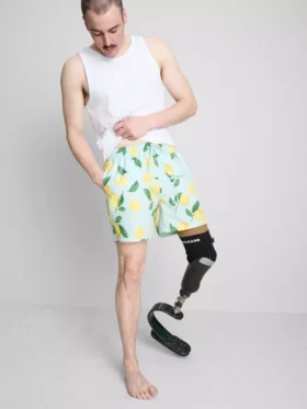 Badshorts med citronmönster