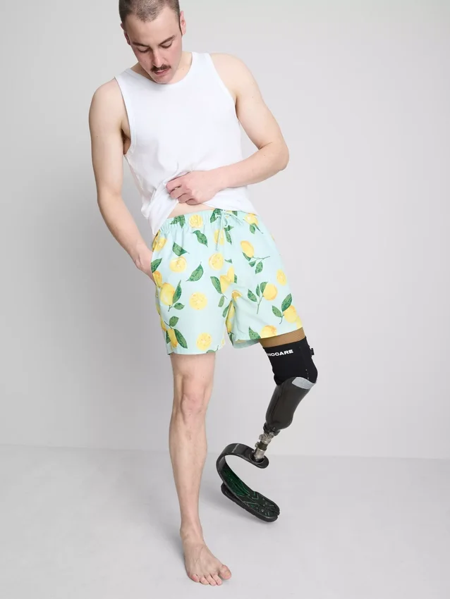 Badshorts med citronmönster