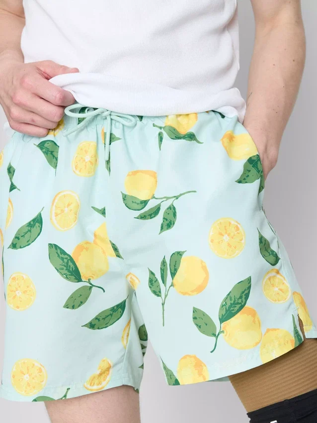 Badshorts med citronmönster