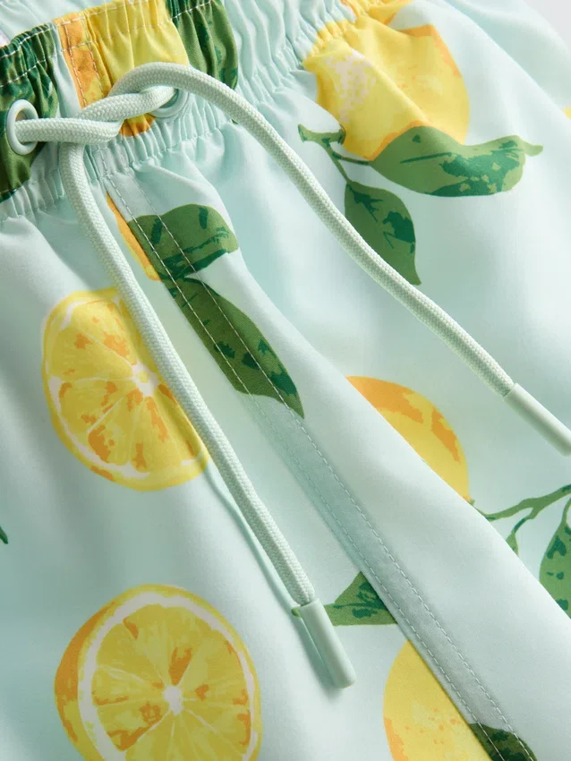 Badshorts med citronmönster