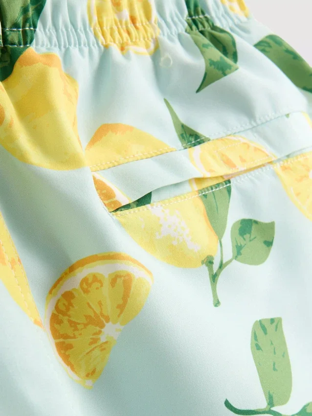 Badshorts med citronmönster