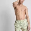 Badshorts med palmträdsmönster