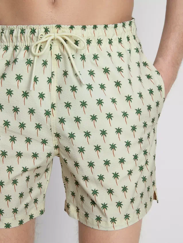 Badshorts med palmträdsmönster