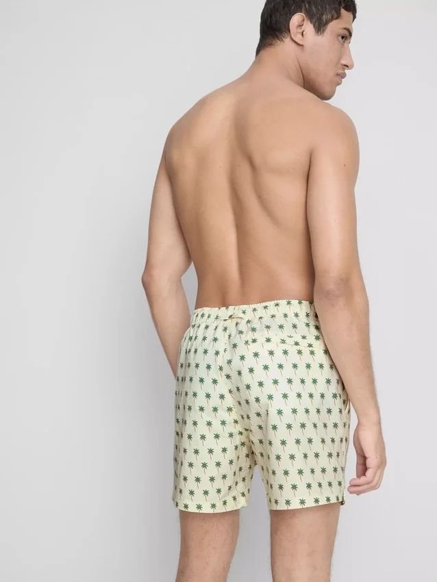 Badshorts med palmträdsmönster