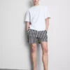 Badshorts med randigt mönster i solstolsstil