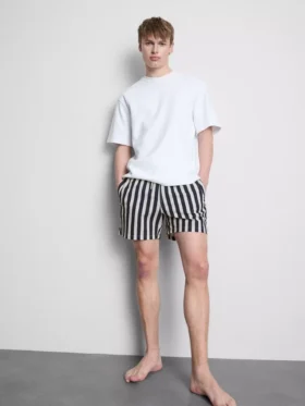 Badshorts med randigt mönster i solstolsstil