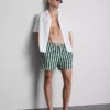 Badshorts med randigt mönster i solstolsstil