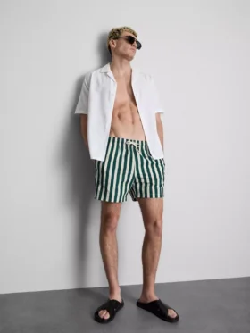 Badshorts med randigt mönster i solstolsstil