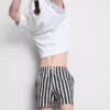 Badshorts med randigt mönster i solstolsstil