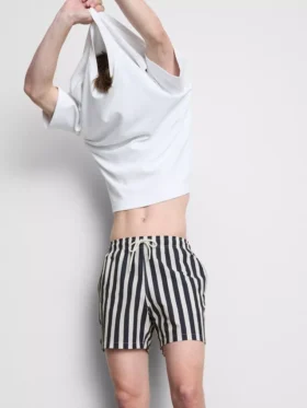 Badshorts med randigt mönster i solstolsstil