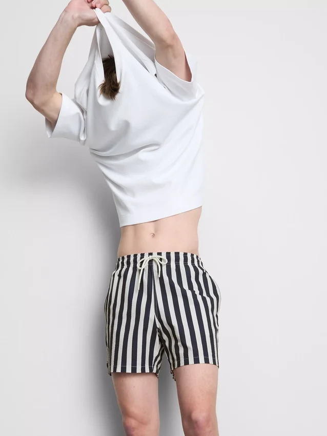 Badshorts med randigt mönster i solstolsstil