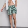 Badshorts med randigt mönster i solstolsstil