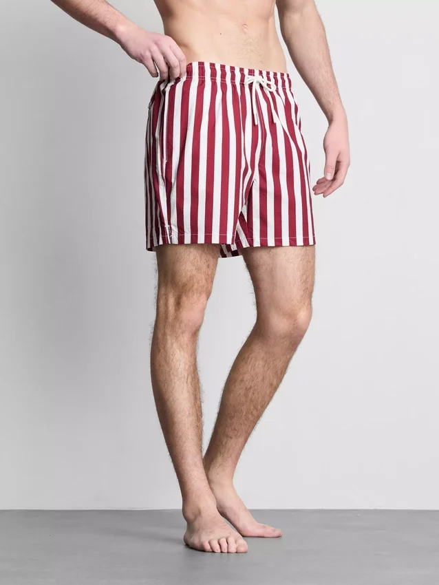 Badshorts med randigt mönster i solstolsstil