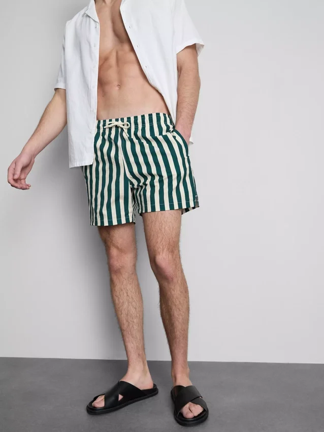 Badshorts med randigt mönster i solstolsstil