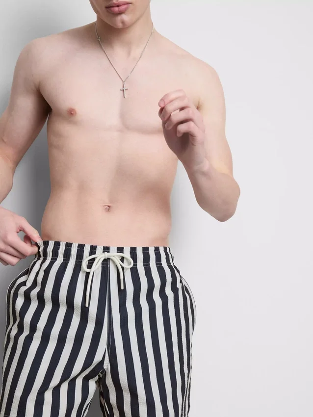 Badshorts med randigt mönster i solstolsstil