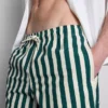 Badshorts med randigt mönster i solstolsstil