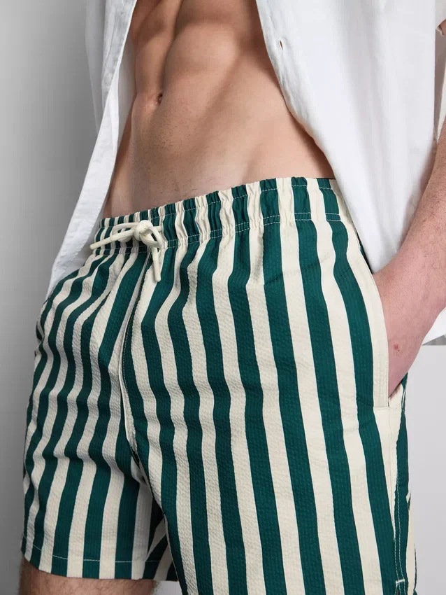 Badshorts med randigt mönster i solstolsstil