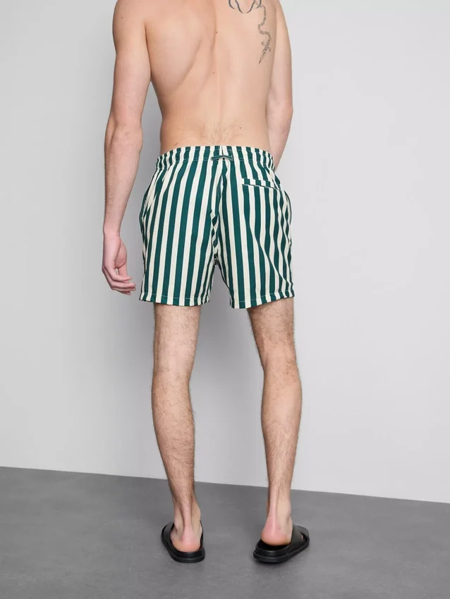 Badshorts med randigt mönster i solstolsstil