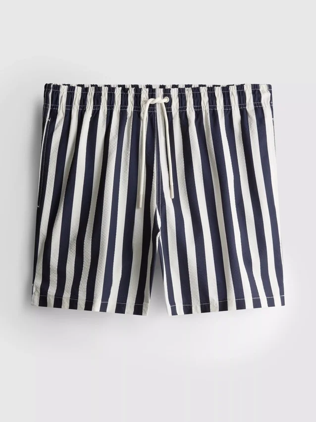 Badshorts med randigt mönster i solstolsstil