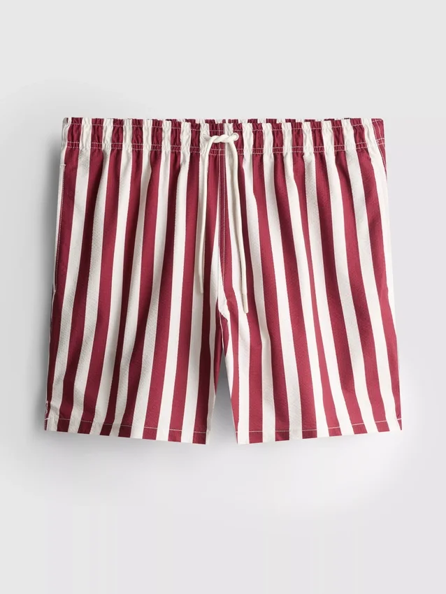 Badshorts med randigt mönster i solstolsstil