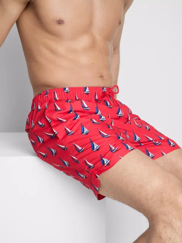 Badshorts med segelbåtsmotiv
