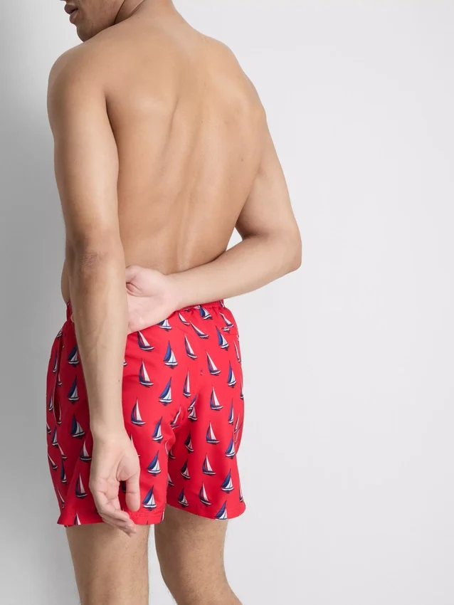 Badshorts med segelbåtsmotiv
