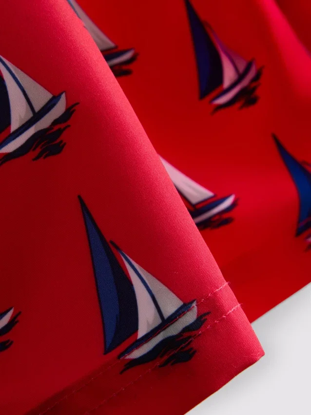 Badshorts med segelbåtsmotiv