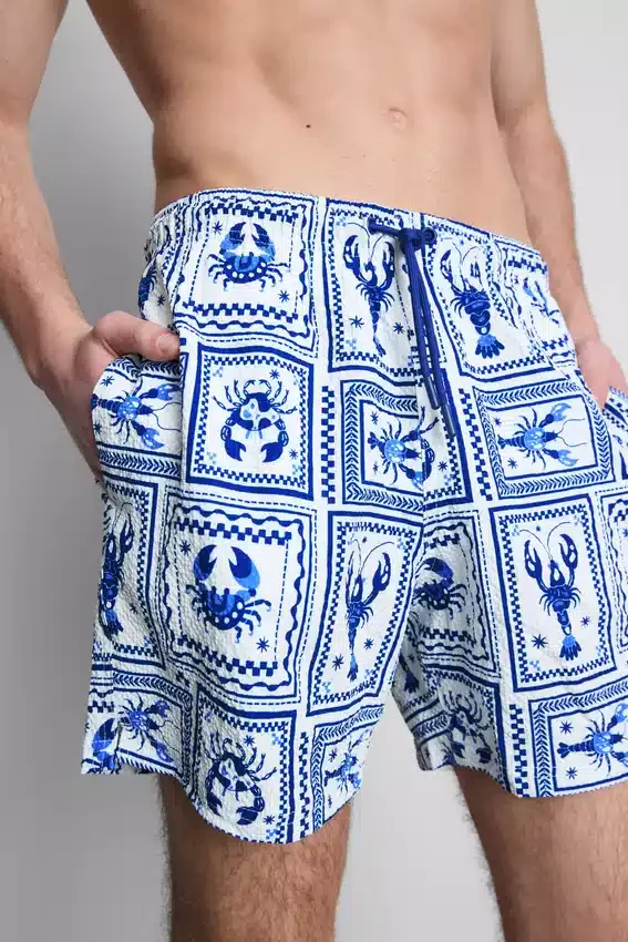 Badshorts med textur som liknar medelhavskakel