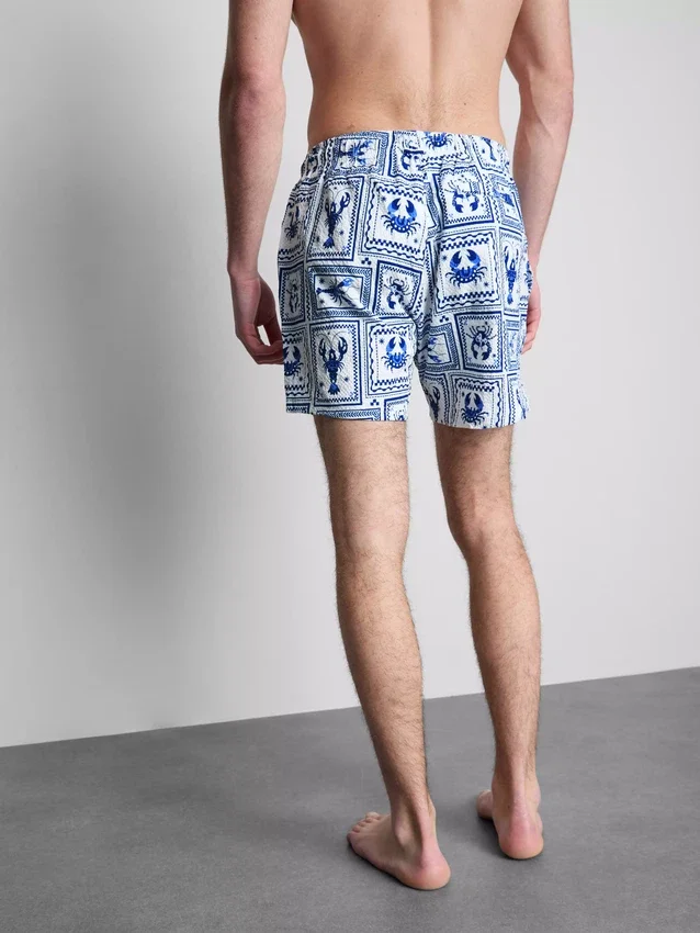 Badshorts med textur som liknar medelhavskakel