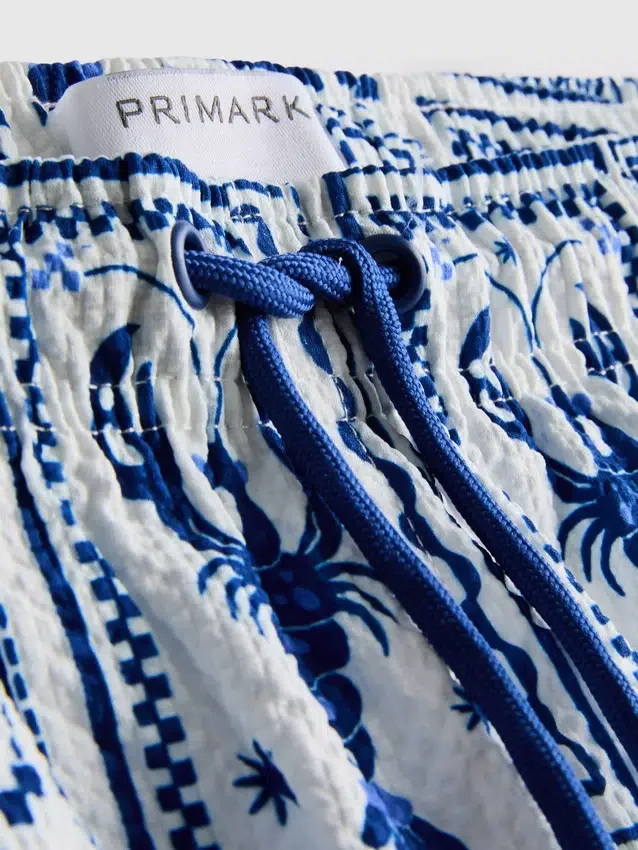 Badshorts med textur som liknar medelhavskakel